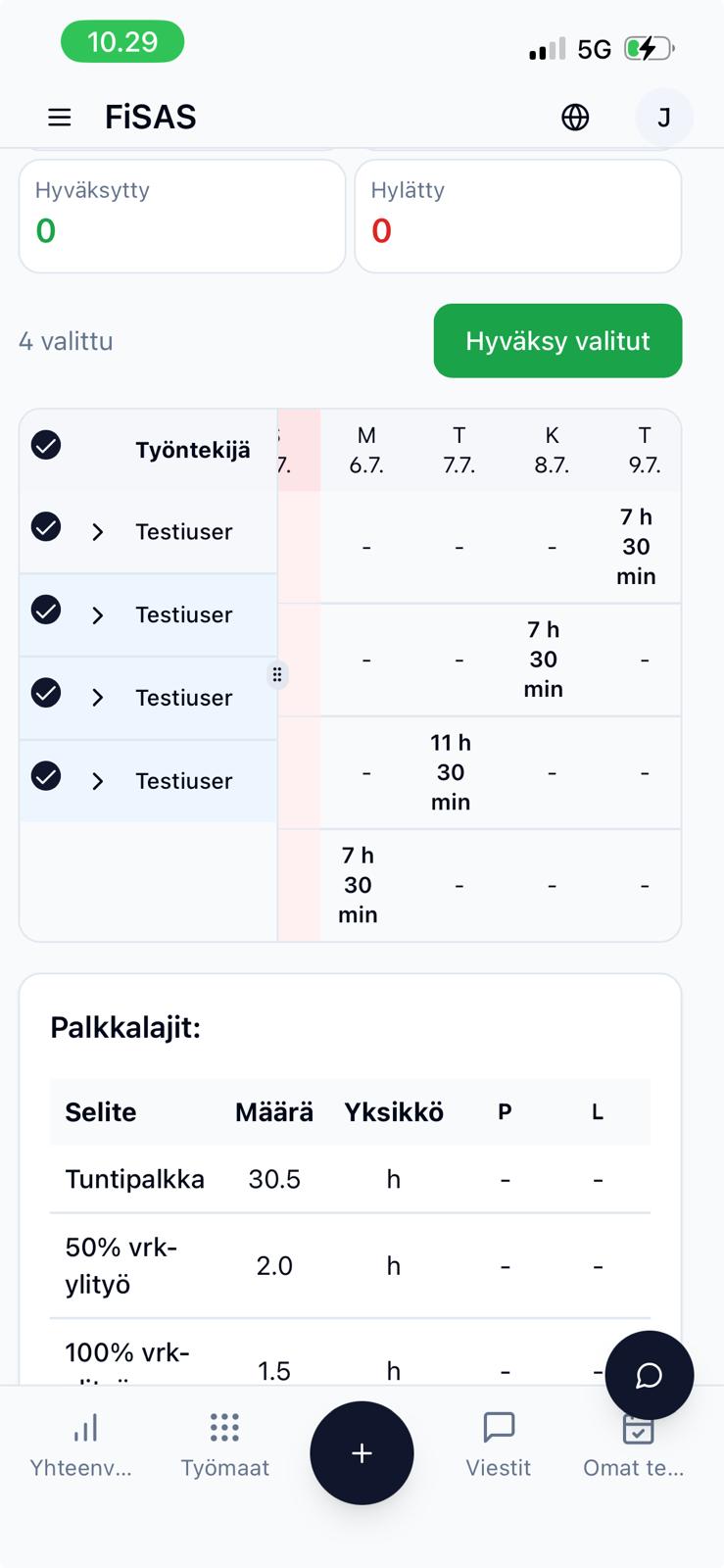 Työnjohto tarkistaa työntekijän työaikatietoja mobiilissa